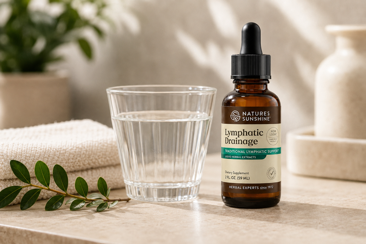 Lymphatic Drainage junto a un vaso de agua en una rutina diaria